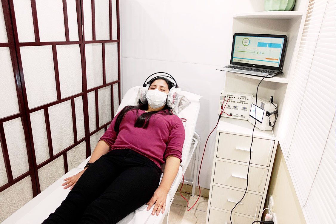 Sesión de tratamiento para tinnitus en Tinnitus Perú